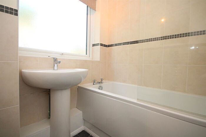 1 Bedroom Flat To Rent In Rossiter Lodge, Rosetrees, Guildford, GU1