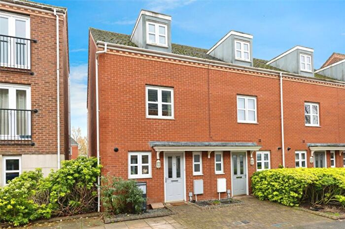 3 Bedroom End Of Terrace House For Sale In Padbury Drive, Banbury, Oxfordshire, OX16