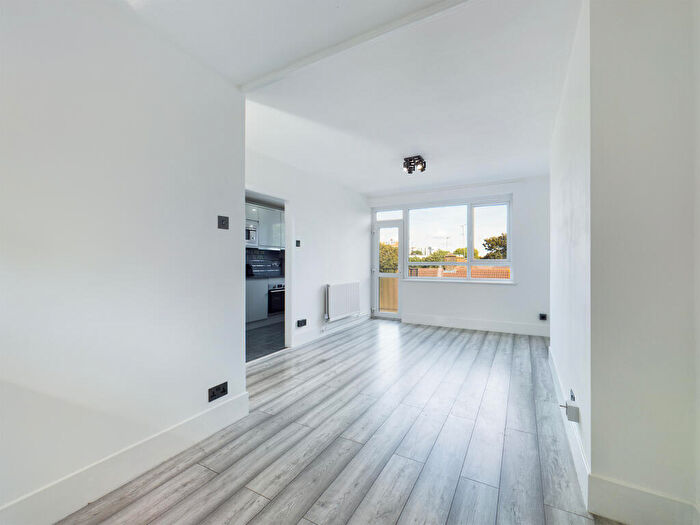 Studio To Rent In Lamport Close Woolwich London, SE18