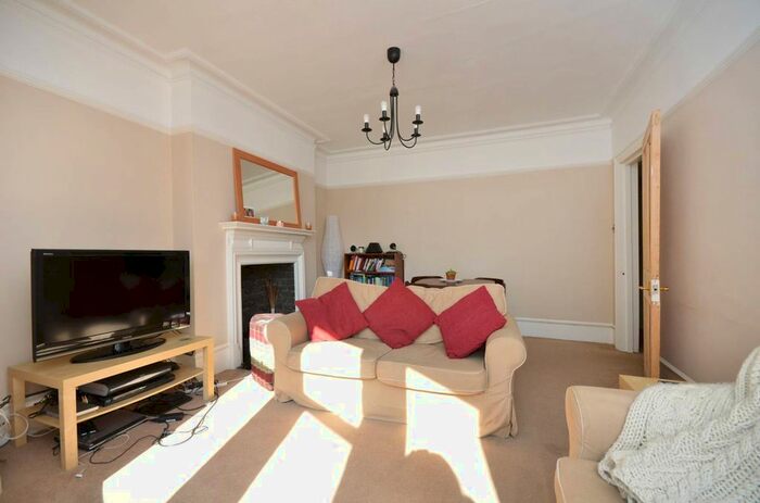 3 Bedroom Flat To Rent In St Andrew's Road, Barons Court, London, W14