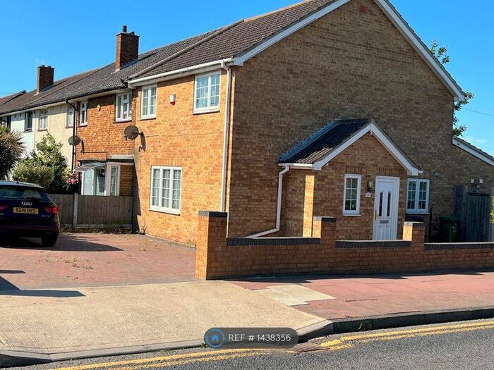 3 Bedroom End Of Terrace House To Rent In Billet Road, Romford, RM6