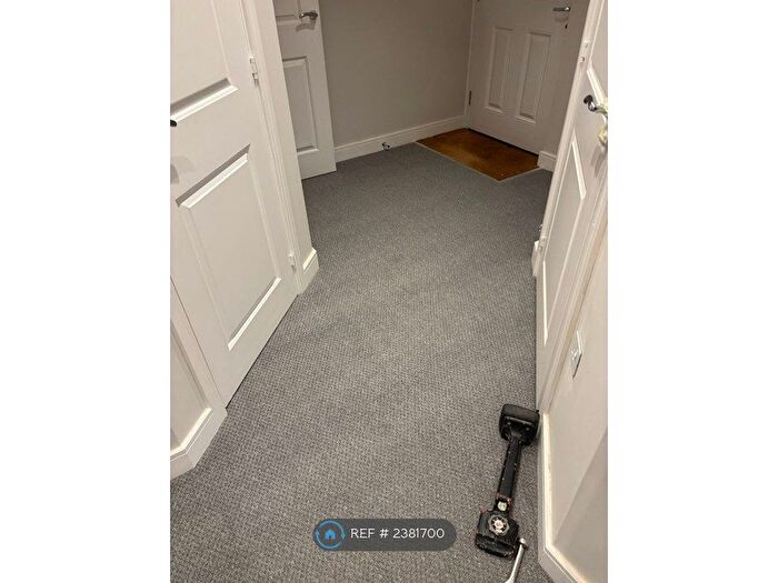 1 Bedroom Flat To Rent In The Square, Loughton, IG10