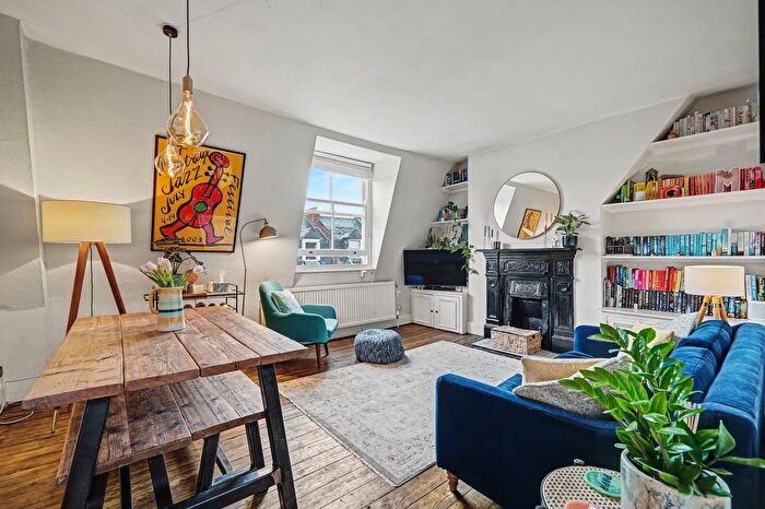 2 Bedroom Flat For Sale In Birnam Road, London, N4