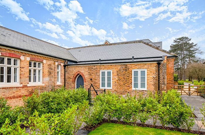 2 Bedroom Flat For Sale In Daffodil Crescent, Barnet, EN4