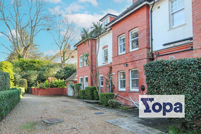 2 Bedroom Flat For Sale In Mckinley Road, Bournemouth, BH4