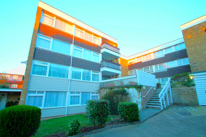 2 Bedroom Flat To Rent In Hurstcombe, Buckhurst Hill, IG9