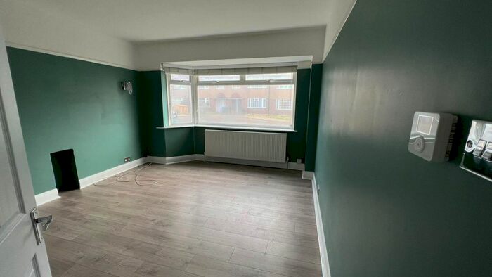 2 Bedroom Flat To Rent In Beresford Gardens, Enfield, EN1