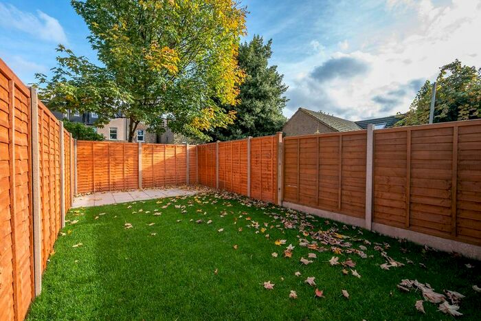 2 Bedroom Flat To Rent In Merton Road, South Wimbledon, London, SW19