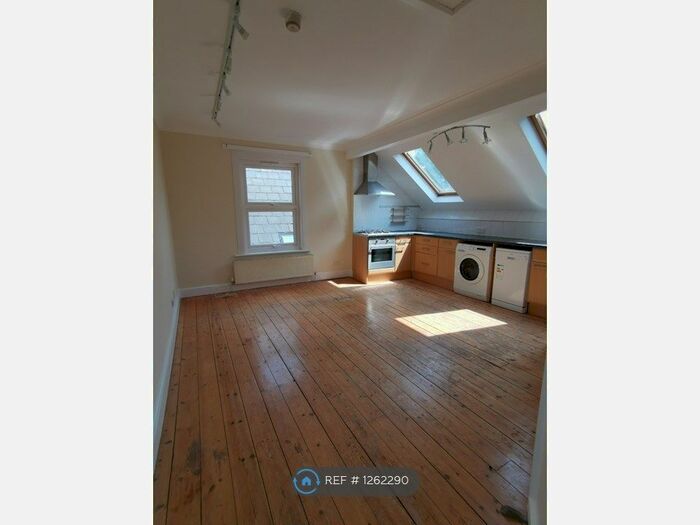 3 Bedroom Flat To Rent In Balham High Road, London, SW17