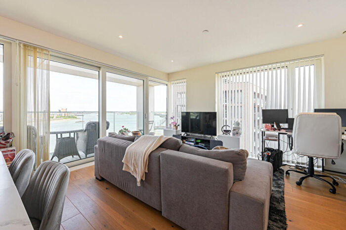 3 Bedroom Flat To Rent In Duke Of Wellington Avenue, Woolwich, London, SE18