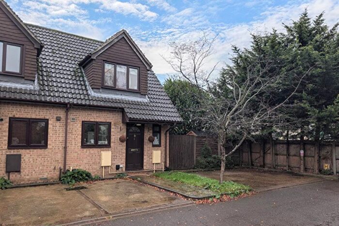 2 Bedroom End Of Terrace House To Rent In Old Woking, Surrey, GU22