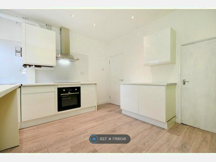 3 Bedroom Terraced House To Rent In Sanforth Street, Chesterfield, S41