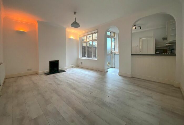 1 Bedroom Flat To Rent In Penton Avenue, Staines-Upon-Thames, Surrey, TW18
