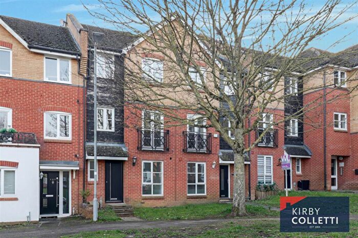 3 Bedroom Town House To Rent In Plomer Avenue, Hoddesdon, Herts, EN11