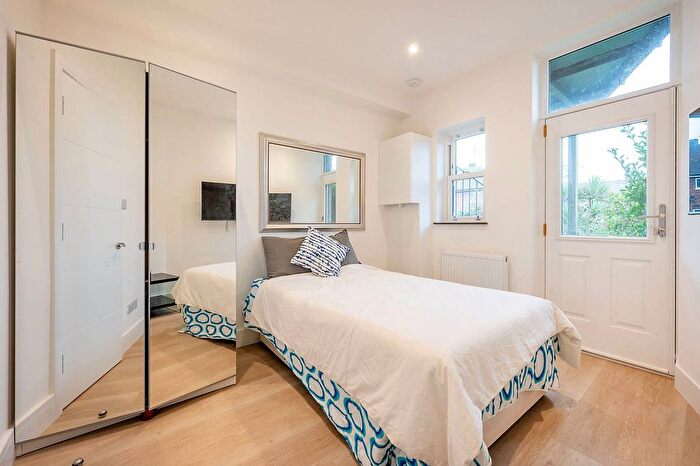 Studio To Rent In York Road, Acton, W3