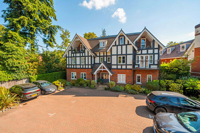 2 Bedroom Flat For Sale In Packhorse Road, Gerrards Cross, SL9