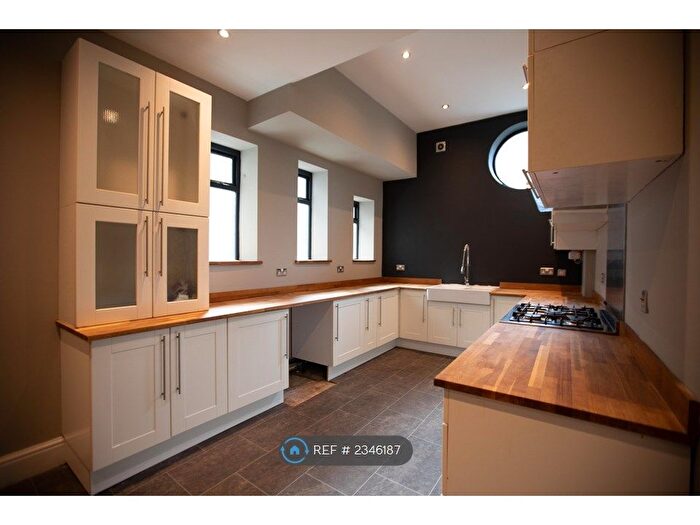 6 Bedroom Semi-Detached House To Rent In Burnley Road, Todmorden, OL14