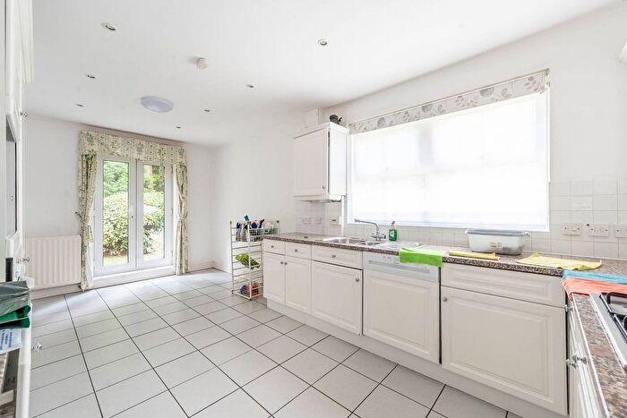 2 Bedroom Flat To Rent In Magpie Hall Road, Bushey, WD23