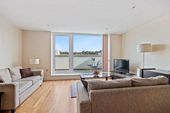 3 Bedroom Apartment To Rent In Drayton Park, Arsenal, N5