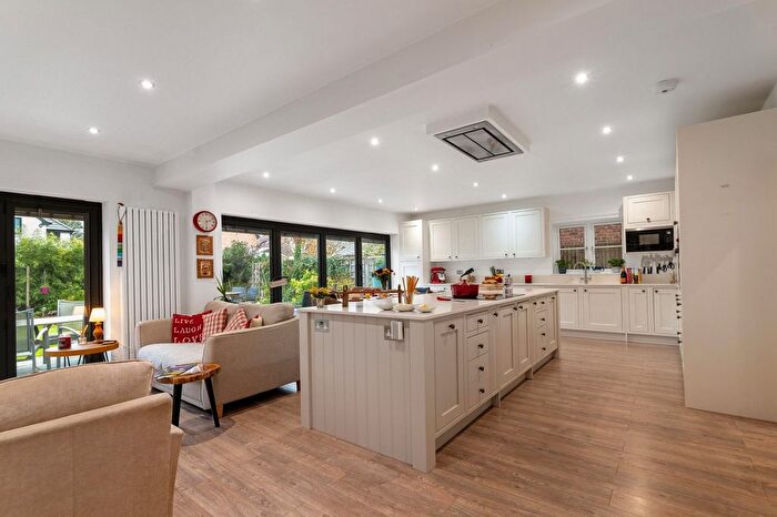 4 Bedroom Detached House For Sale In Bucknalls Drive, Bricket Wood, AL2