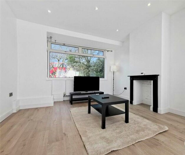 3 Bedroom Semi-Detached House To Rent In Blackfen Road, Sidcup, DA15