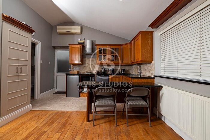 1 Bedroom Flat To Rent In Woodstock Avenue, Golders Green, London, NW11