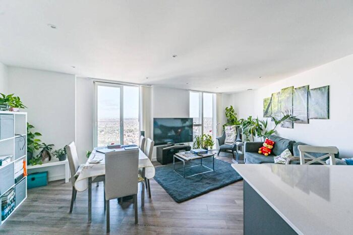 3 Bedroom Flat To Rent In Pinnacle Apartments, Central Croydon, Surrey, CR0