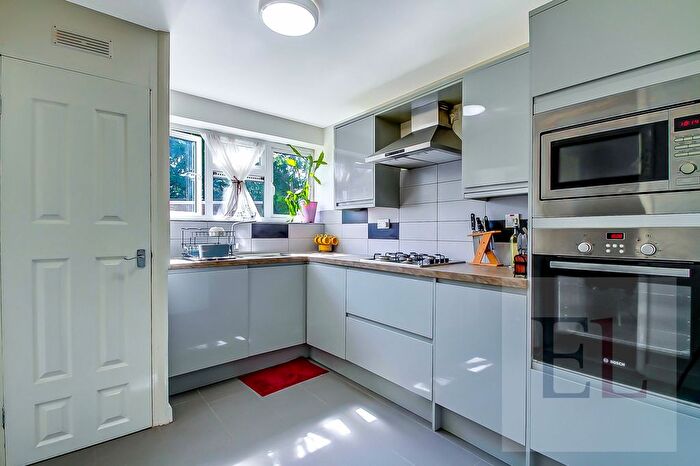 2 Bedroom Flat To Rent In Pinner View, Harrow, HA1