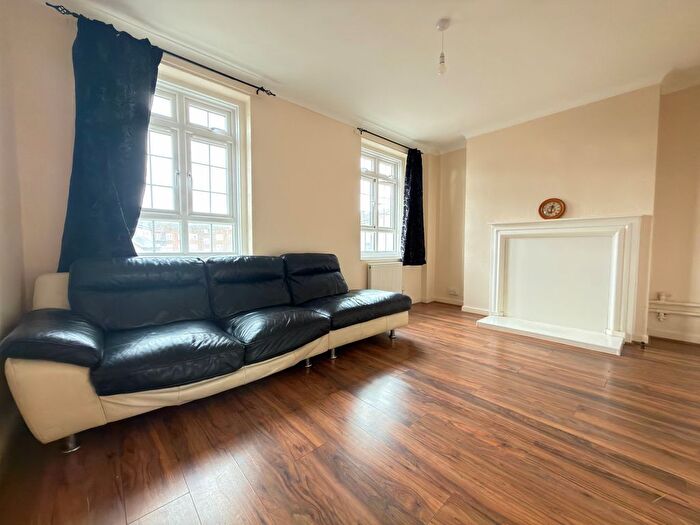 3 Bedroom Flat To Rent In Hazelhurst Road, London, SW17