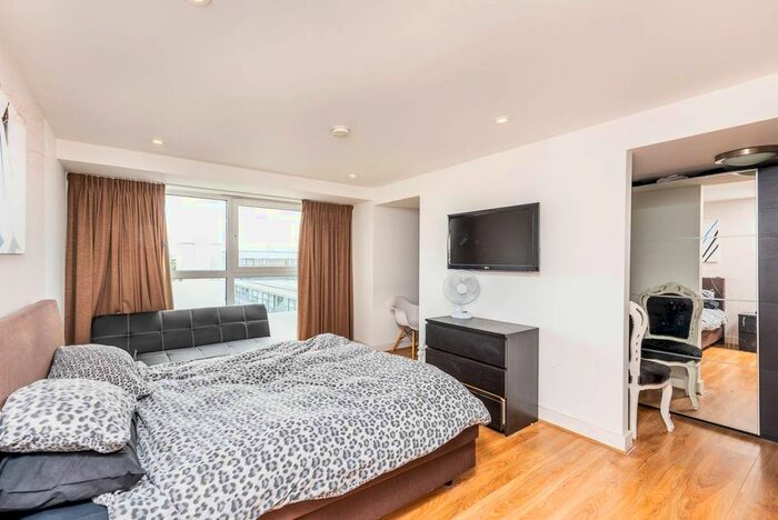 2 Bedroom Flat To Rent In Cornell Square, Vauxhall, London, SW8