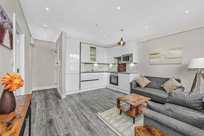 2 Bedroom Flat For Sale In Upper Richmond Road West, East Sheen, SW14
