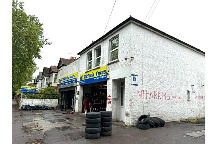 2 Bedroom Flat To Rent In Victoria Avenue, Southend-on-Sea, Essex, SS2