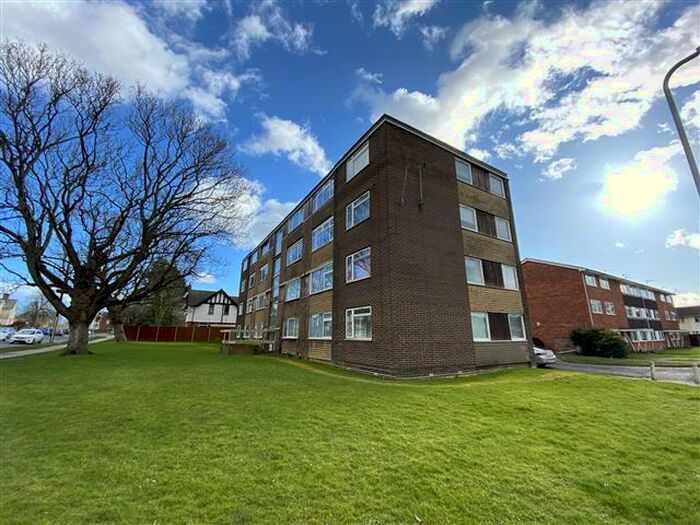 2 Bedroom Apartment To Rent In Bishops Walk, Aylesbury, HP21