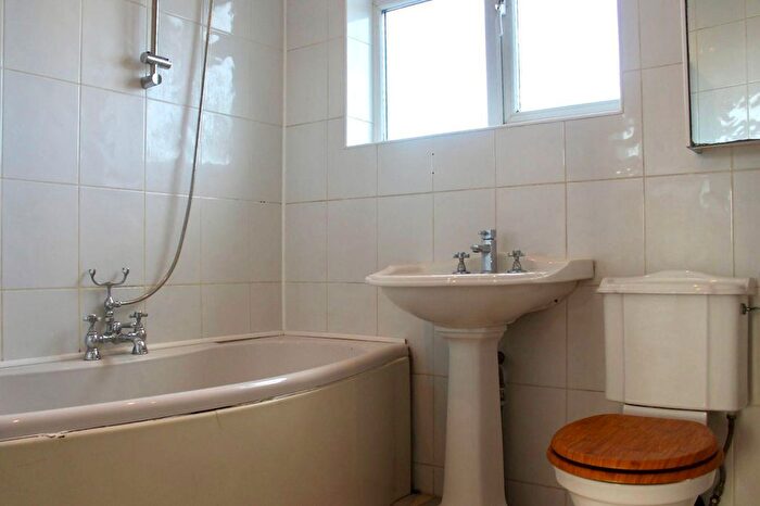 3 Bedroom Flat To Rent In Parklands Parade, Bath Road, Hounslow, TW5