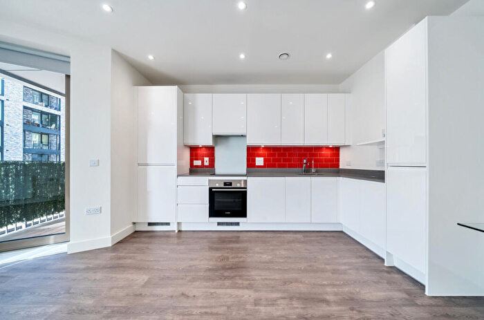 2 Bedroom Apartment To Rent In New Village Avenue, London, E14