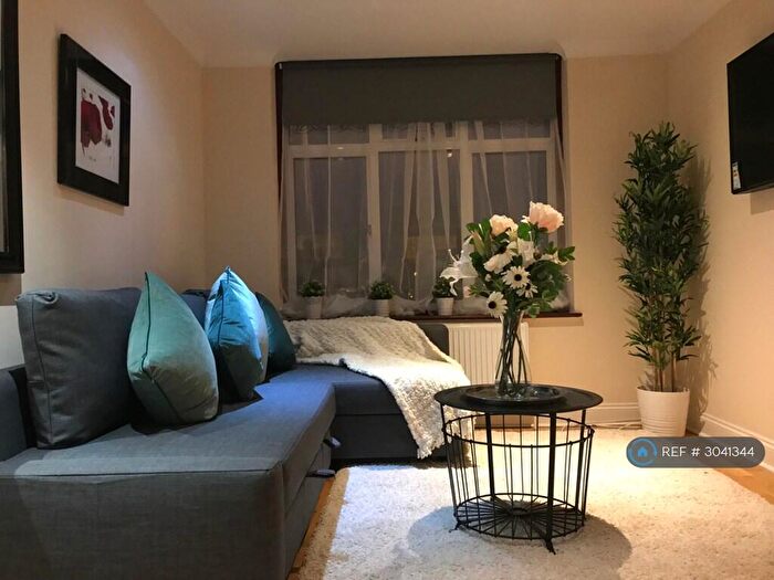 2 Bedroom Flat To Rent In Sidmouth Road, London, NW2