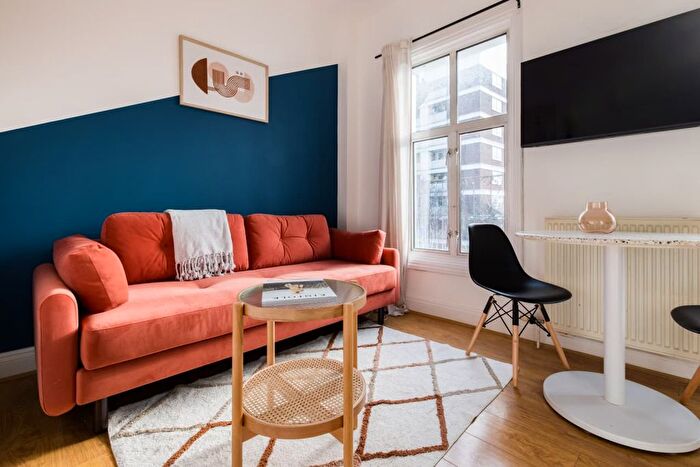 1 Bedroom Flat To Rent In Goldhawk Road, London, W12