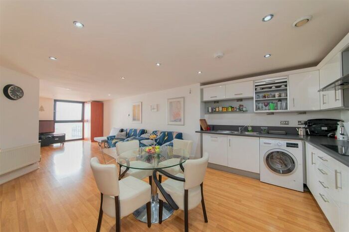 2 Bedroom Flat To Rent In Kingsway, London, N12