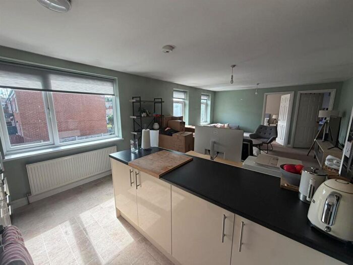 2 Bedroom Property To Rent In Ashorne Close, Redditch, B98
