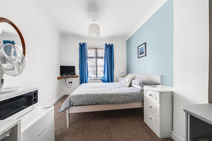 10 Bedroom House For Sale In Victoria Avenue, Swanage, BH19 - Photo 9