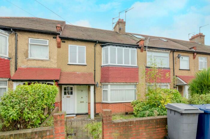3 Bedroom Flat To Rent In Oakleigh Road North, Finchley, London, N20