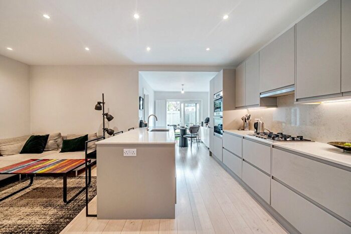 2 Bedroom Flat For Sale In Claremont Avenue, Motspur Park, Surrey, KT3