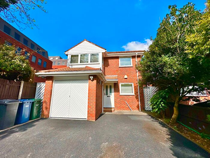 4 Bedroom Detached House To Rent In The Avenue, London, N3