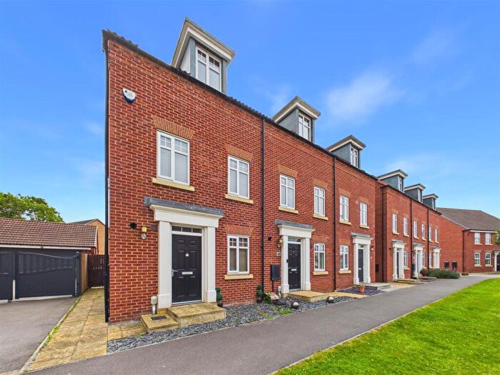 3 Bedroom Town House For Sale In Broad Avenue, Hessle, HU13