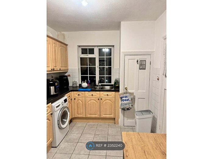 2 Bedroom Flat To Rent In Danescroft, London, NW4