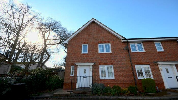 3 Bedroom End Of Terrace House To Rent In Bitterne Avenue, RG31