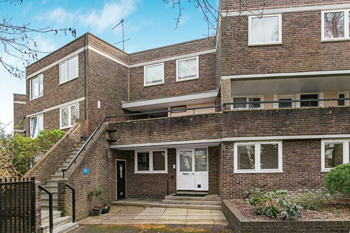 3 Bedroom Flat For Sale In Justin Close, Brentford, TW8