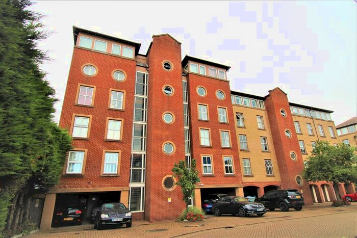 3 Bedroom Flat To Rent In Andes Close, Ocean Village, Southampton, SO14