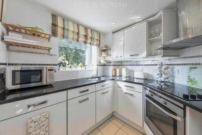 2 Bedroom Flat For Sale In Dial Stone Court, Weybridge, KT13