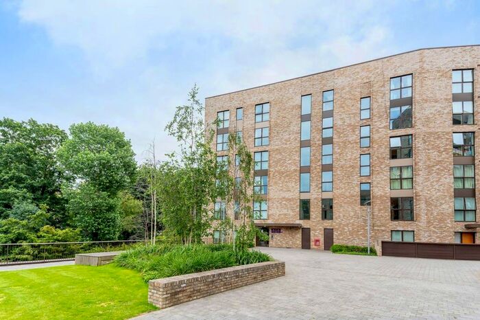 3 Bedroom Flat To Rent In Lakeside Drive, Ealing, London, NW10